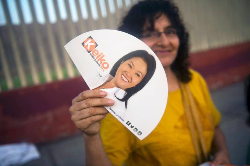 Bildet viser en kvinne som støtter Keiko Fujimori. Hun har bilder og plakater av henne.