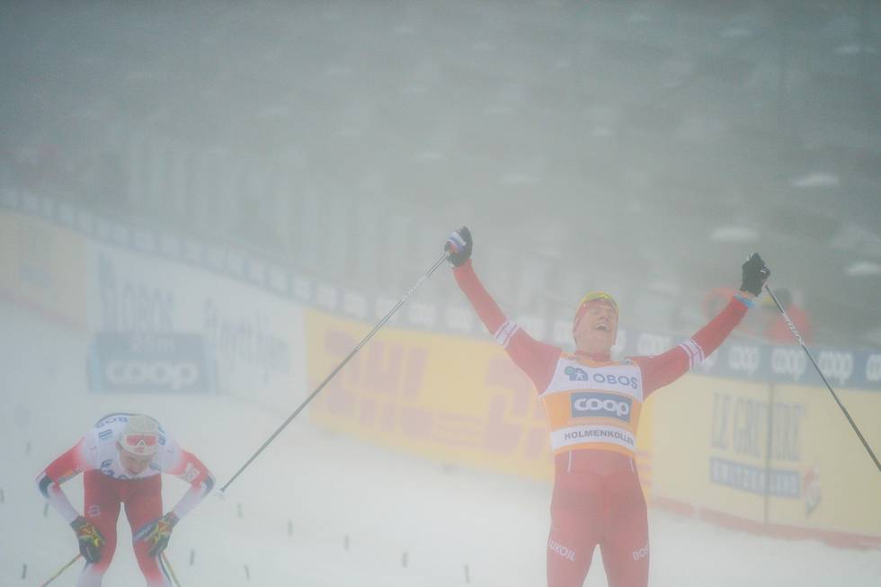 Bildet viser russiske Aleksandr Bolsjunov og norske Simen Hegstad Krüger. Bildet er tatt i tåken under helgens ski-konkurranse i Holmenkollen.