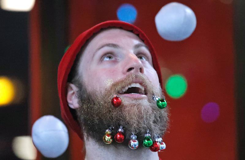 Bildet viser en mann med små julekuler i skjegget.