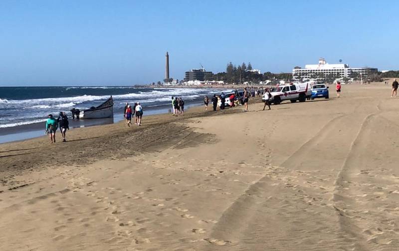 HJELP: Røde kors og politifolk kommer til stranda på Grand Canaria. Seks båtflyktninger har kommet dit.