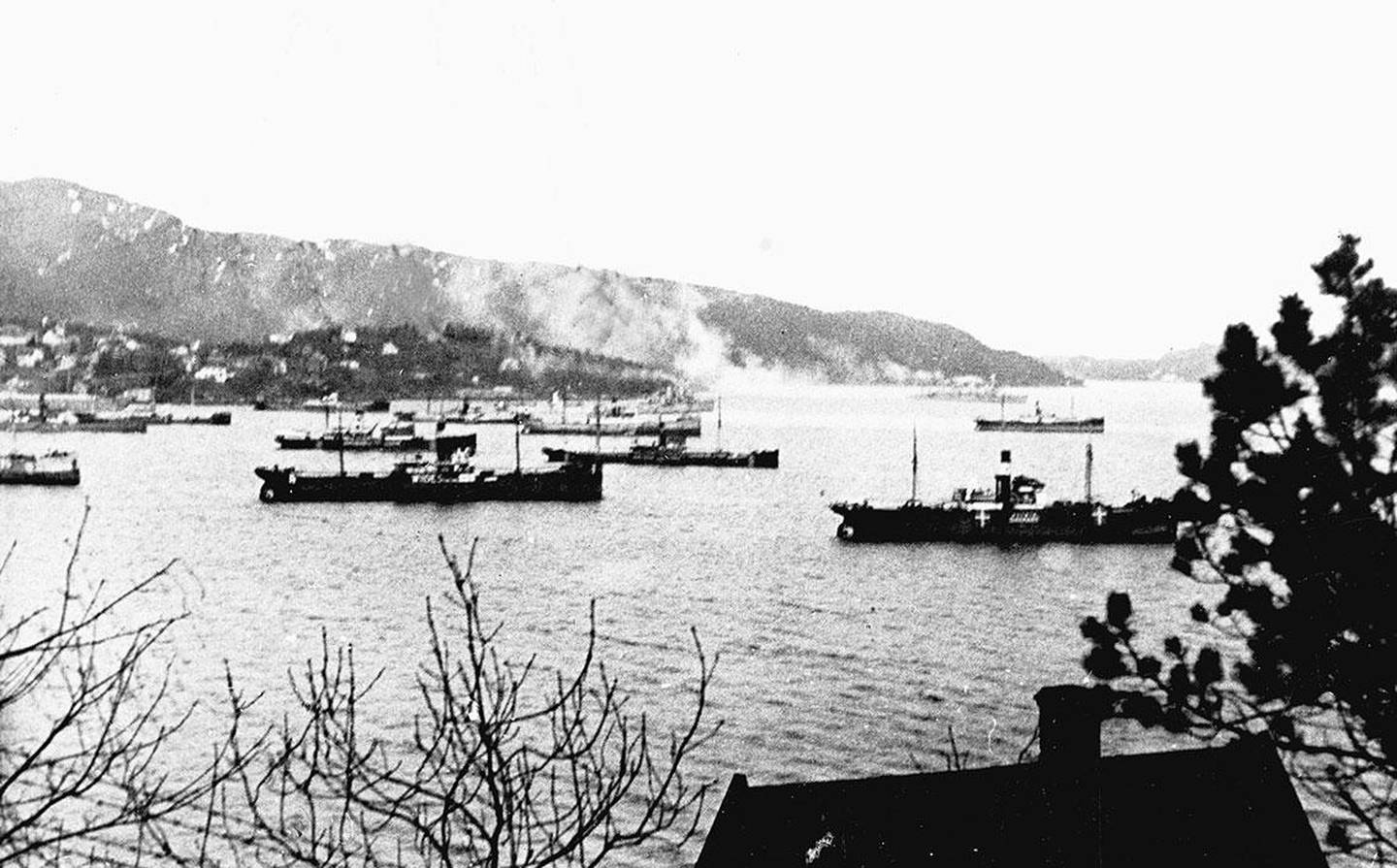 Bildet viser havnen i Bergen 9. april 1940. Det stiger røyk opp fra den tyske krysseren Königsberg. Den var i kamp med Bergens befestninger.