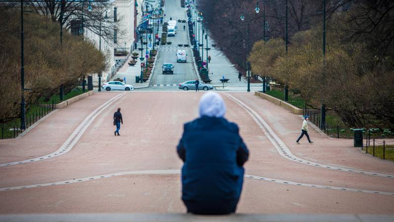Bildet viser en person som ser mot et tomt Oslo sentrum.