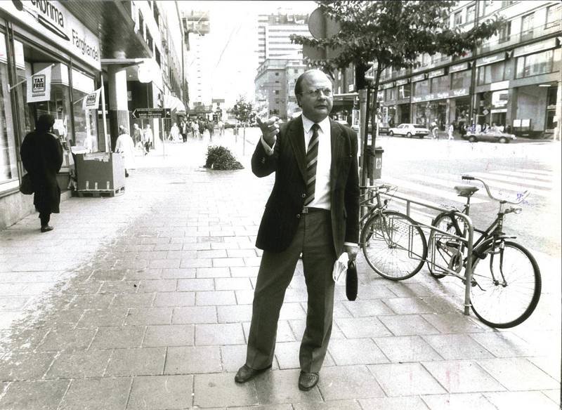 Bildet er av Stig Engström. Han står ute på gaten.