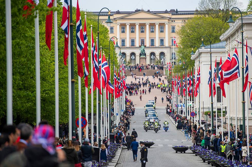 Bildet viser kortesjen med de kongelige på Karl Johans gate i Oslo i 2020.