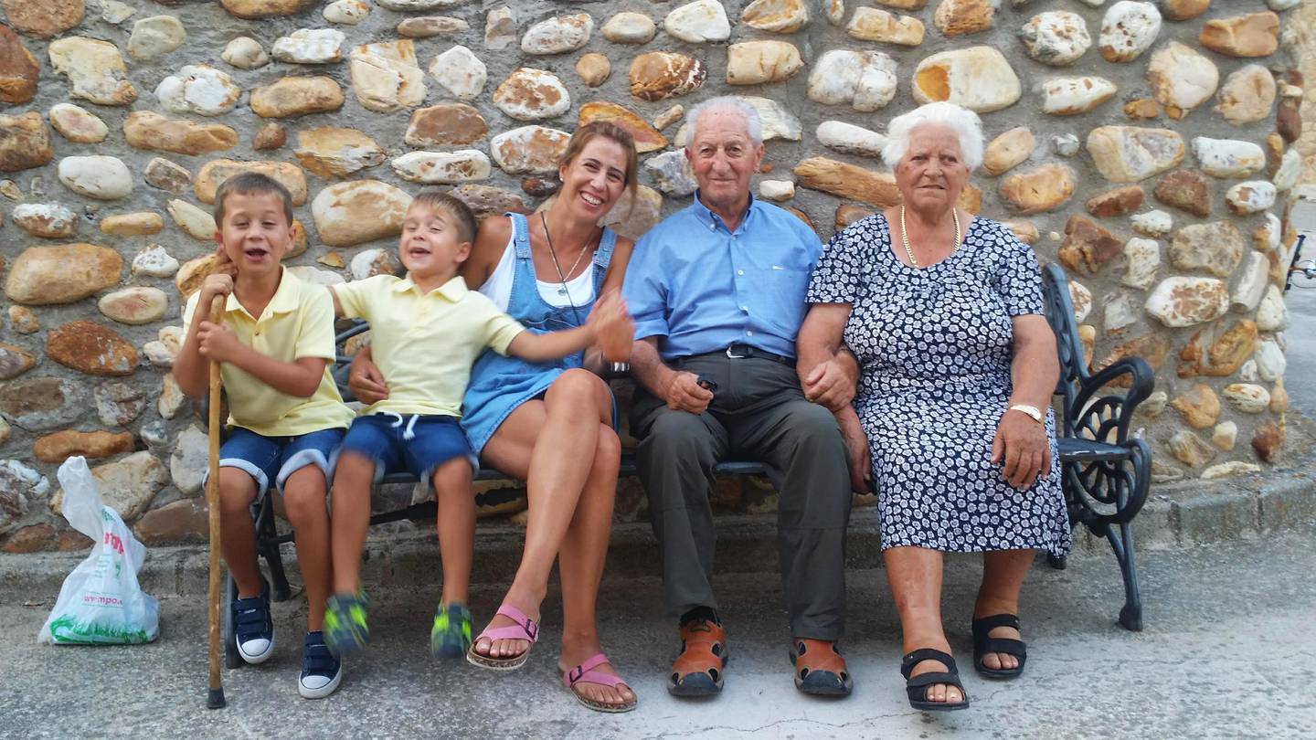 Bildet viser familien på ferie i Spania