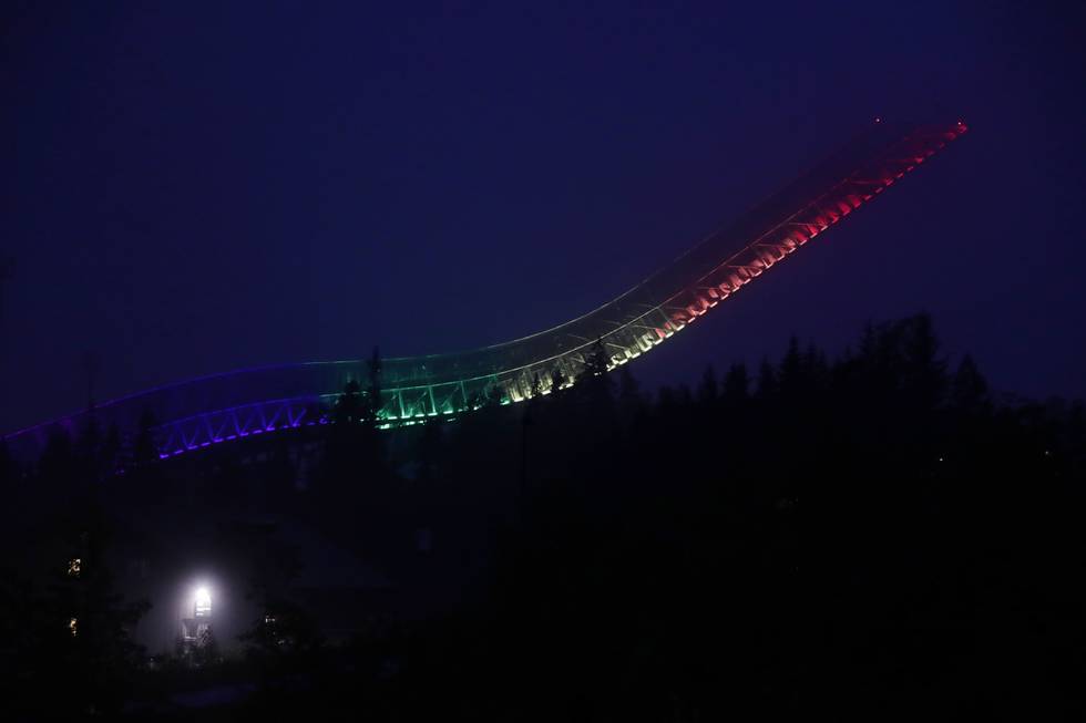 Holmenkollbakken opplyses i regnbuens farger i forbindelse med årets Pride-festival. Foto: Berit Roald / NTB