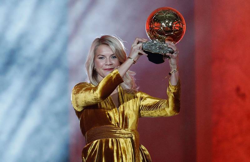 Bildet viser Hegerberg som holder opp prisen Gullballen. I desember i fjor ble hun den første kvinnen til å vinne den gjeve prisen. 