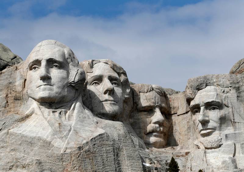 Bildet er av Mount Rushmore. Det er hodene til fire amerikanske presidenter. De er hogd ut i fjellet.