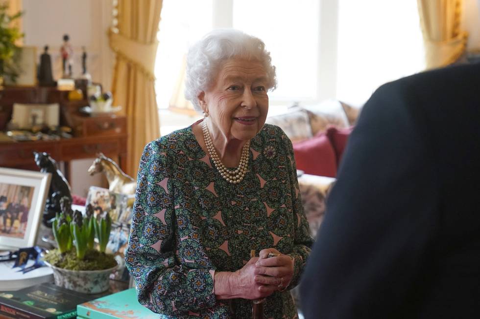 Dronning Elizabeth (95) isolerer seg i sitt hjem, Windsor Castle. Hun vil holde audienser digitalt. Foto: Steve Parsons / AP / NTB