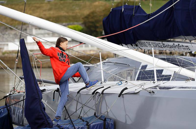 Bildet viser Greta Thunberg som går om bord i seilbåten.