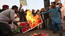 Demonstranter i Pakistan tente på norske flagg