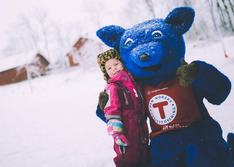Bildet viser bamsen Turbo med en jente på Kom deg ut-dagen på Sognsvann i Oslo i 2017.