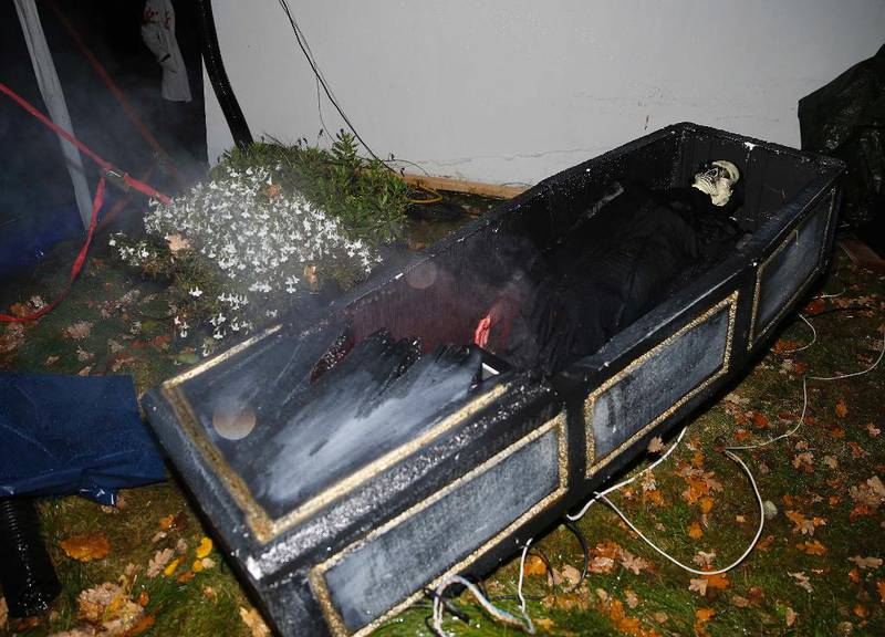 KISTE: Et skjellett i en kiste. I et hus på Norberg i Oslo er det skikkelig skummelt.