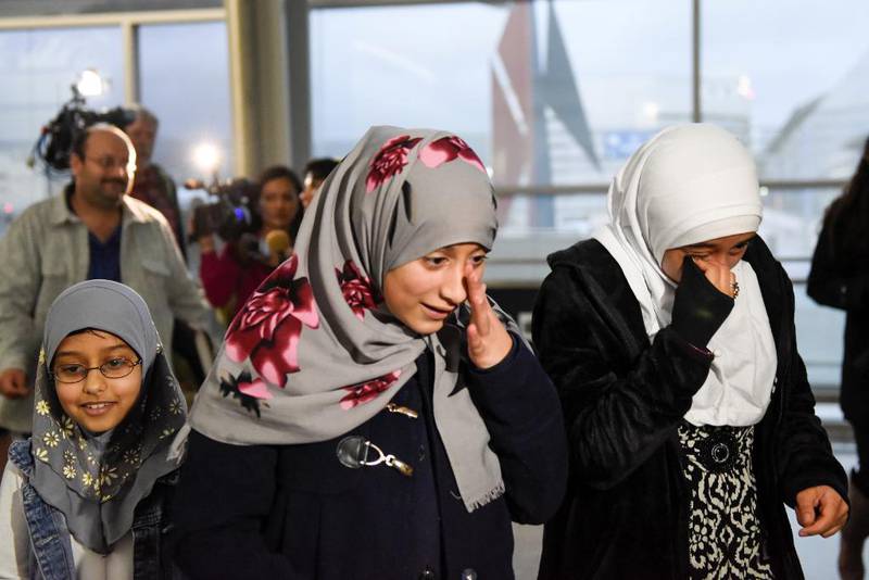 TÅRER: Eman Ali gråter av glede. Her møter hun søsteren Salma igjen i USA.