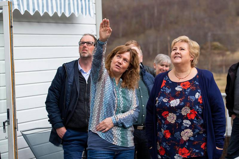 Bildet viser statsminister Erna Solberg som besøker folk under Mannen. Bonden Gunn Sogge viser henne rundt.