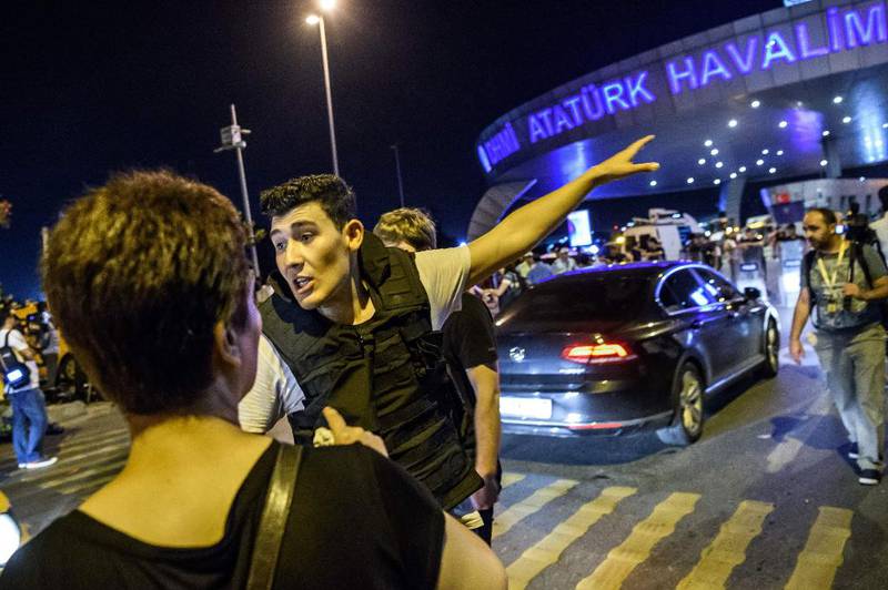 <strong> FLYPLASS: </strong> Istanbuls internasjonale flyplass. Politiet passer på ved utsiden. 