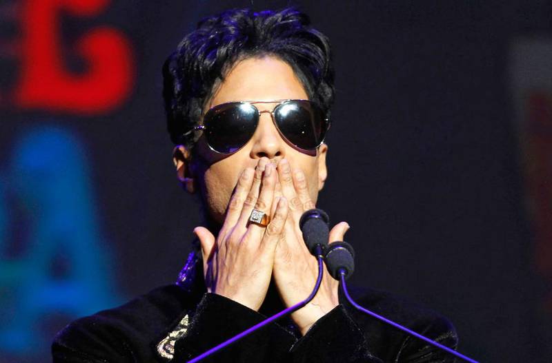KYSS: Prince sender et kyss til publikum på Apollo Theater in New York i 2010.