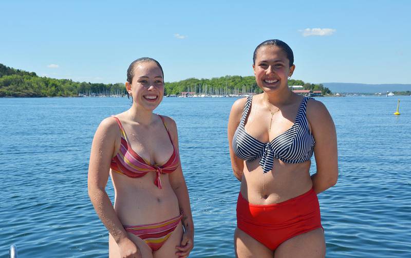 BADER: Ada Emilie Kulseth og Naomi Svalastog bader på Sørenga på varme sommerdager.