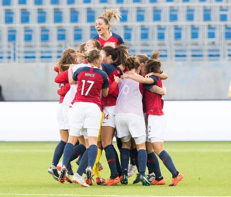 Bildet viser Norges fotballkvinner som jubler. De vant 2-1 over Nederland i kvalifiseringen i september 2018. Dermed fikk Norge bli med i sitt åttende VM.