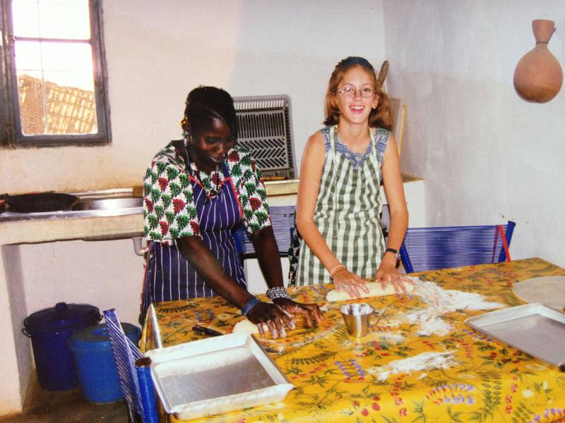 Bildet viser Live Roaldseth Horsth i Mali. Hun lager mat sammen med en lokal kvinne.