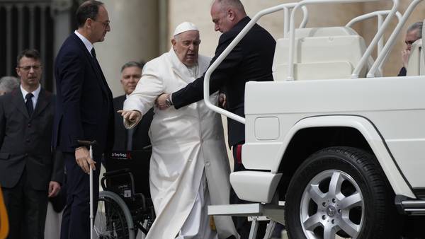 Pave Frans sendt til sykehus