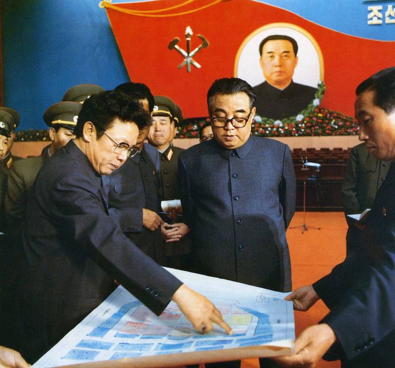 Bildet viser Kim Il-sung (i midten) og sønnen Kim Jong-il.