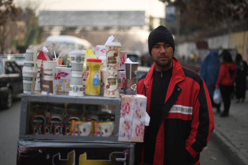 Bildet viser kaffeselger Najibullah Sharyari på gata.
