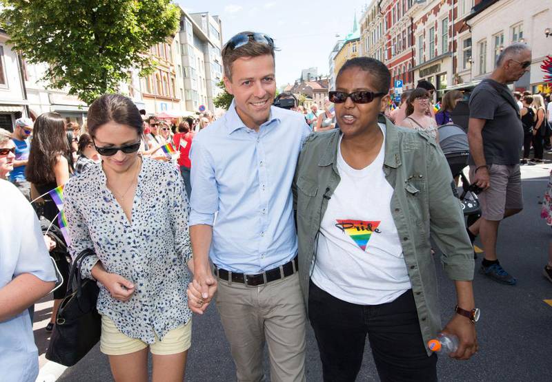 Bildet viser Knut Arild Hareide sammen med kona Lisa og Amal Aden. Hareide er den første lederen av Kristelig Folkeparti som deltar i toget på Oslo Pride.