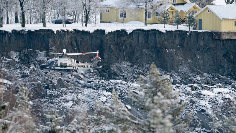 Bildet viser et helikopter fra politiet som flyr over skredstedet i Gjerdrum.