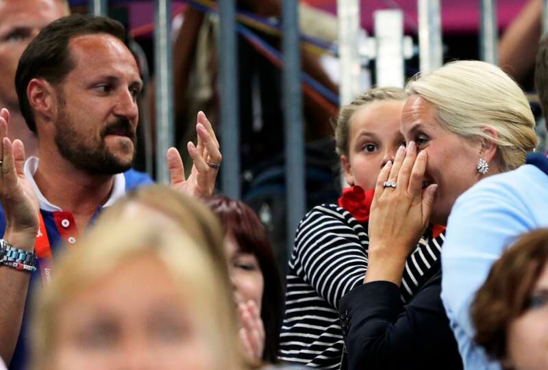 Bildet er av kronprins Haakon, prinsesse Ingrid Alexandra og kronprisesse Mette-Marit. De sitter i publikum under OL i London i 2012.
Foto: Lise Åserud / NTB