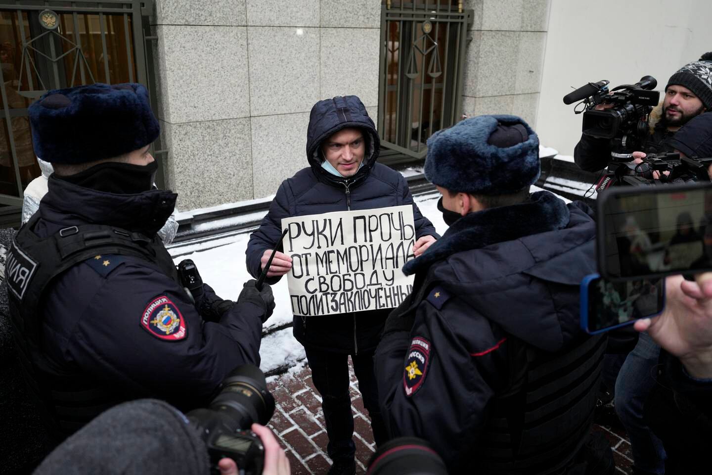 Demonstranter protesterte torsdag utenfor rettsbygningen i Moskva, mot påtalemyndighetens forsøk på å forby landets eldste menneskerettsgruppe Memorial. Foto: AP / NTB