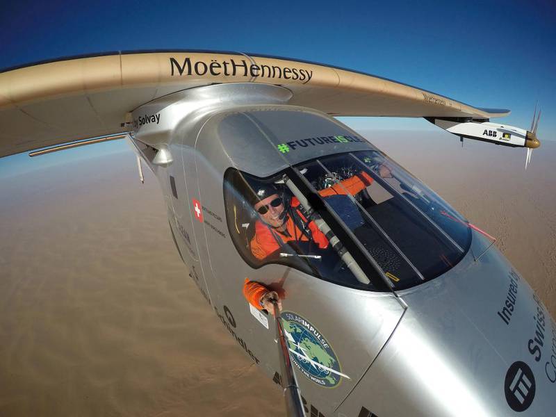 Bildet viser Bertrand Piccard som tar et bilde av seg selv mens han flyr solcelleflyet.