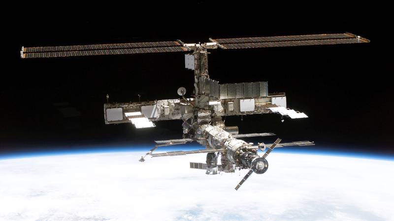Bildet viser den internasjonale romstasjonen.