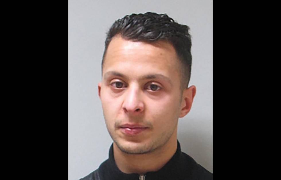 32 år gamle Salah Abdeslam var den eneste av gjerningsmennene som overlevde terrorangrepene i Paris i november 2015. Fransk påtalemyndighet har lagt ned påstand om livsvarig fengsel uten mulighet for prøveløslatelse, og onsdag får han dommen. Foto: Belgisk politi / AP / NTB