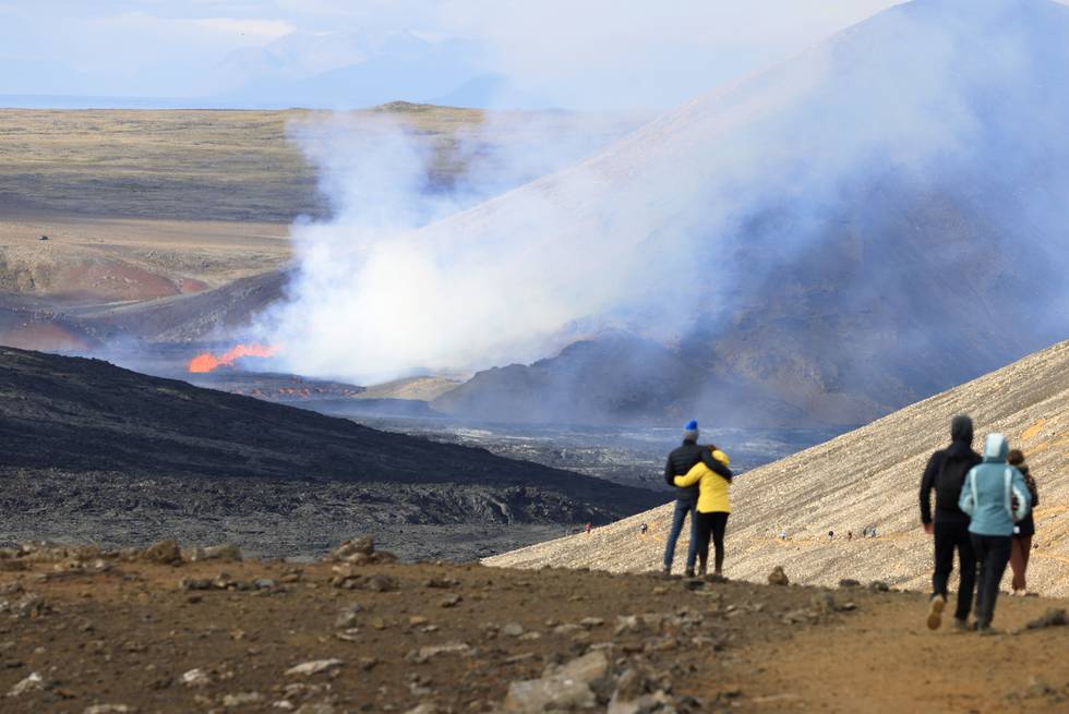 Bildet viser turister og andre skuelystne som tok turen til Fagradalsfjall for å se på vulkanutbruddet onsdag. Foto: Brynjar Gunnarsson / AP / NTB
