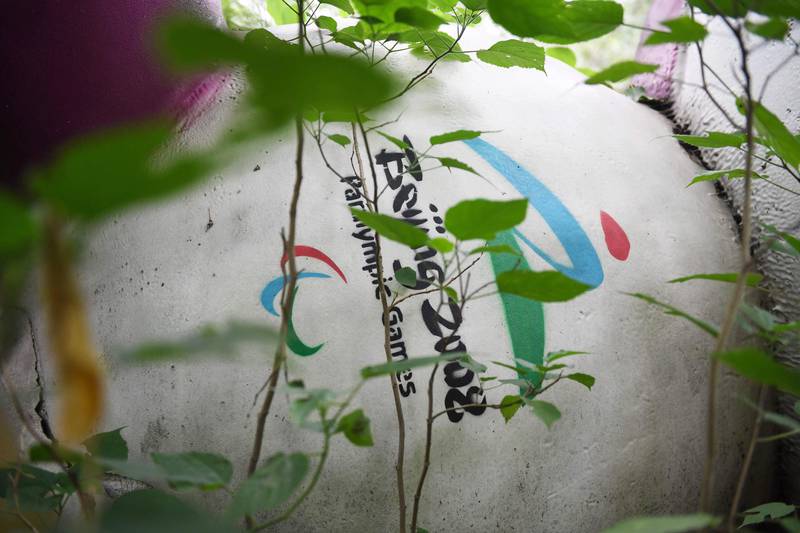 Bildet viser en slitt og veltet OL-maskot blant trær i Beijing i Kina.