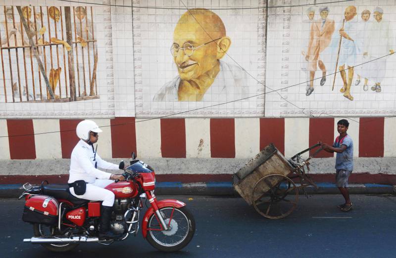 Bildet viser et veggmaleri av Gandhi.