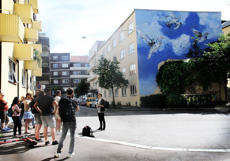 James Finucan med en lørdagsgruppe på omvisning blant hovedstadens gatekunst, her representert ved den norske kunstneren Diana Kinnerød. Foto: Gitte Johannessen / NTB