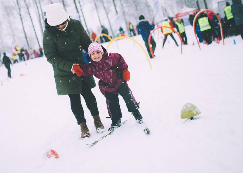 Bildet viser en jente som går på ski på Kom deg ut-dagen på Sognsvann i Oslo i 2017.