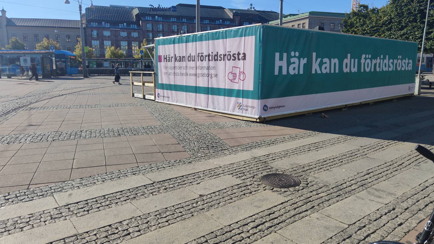 Bildet er av et lokale der det er mulig å forhåndsstemme. Det er på et torg like ved jernbanestasjonen i Göteborg. På den ene siden er det stor tekst som sier at "her kan du stemme på forhånd". Foto: Arnfinn Storsveen / Klar Tale