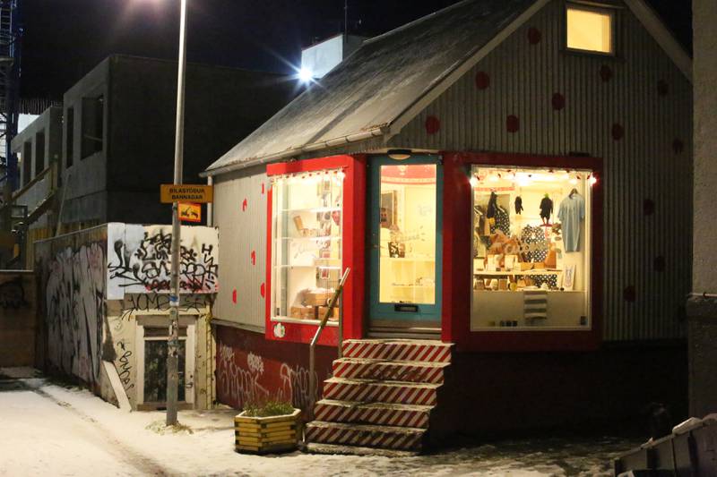 Bildet viser en liten butikk i Reykjavik.