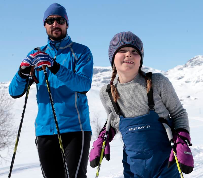 Bildet er av kronprins Haakon og prinsesse Ingrid Alexandra på Beitostølen.  De har på seg skiutstyr og det er fint vær.
Foto: Lise Åserud / NTB