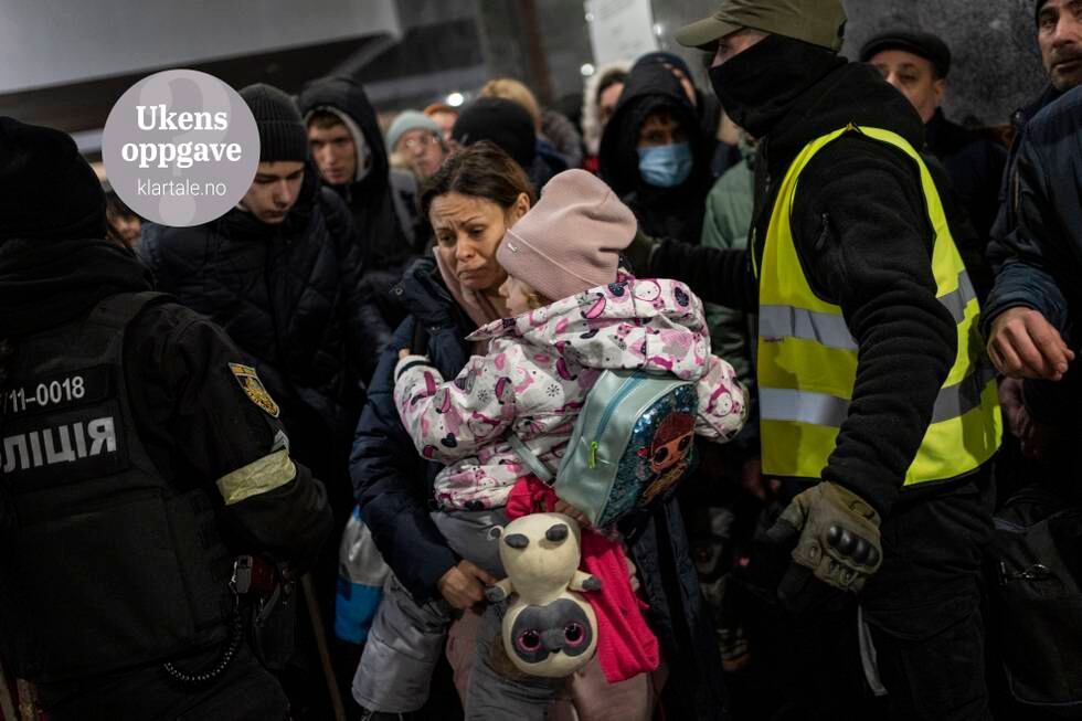 Bildet viser en mor og et barn som flykter fra Ukraina.
