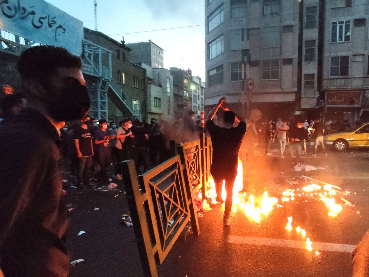Bildet viser demonstranter i Iran.