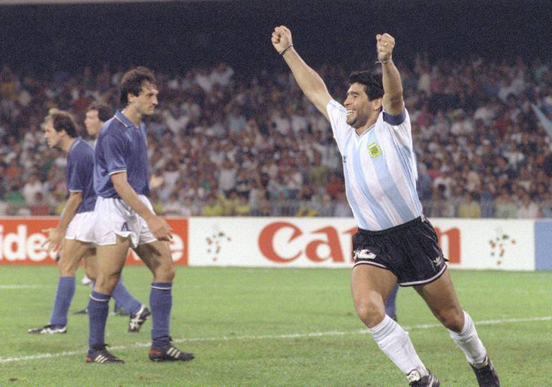 Bildet viser Diego Maradona på fotballbanen i 1991.