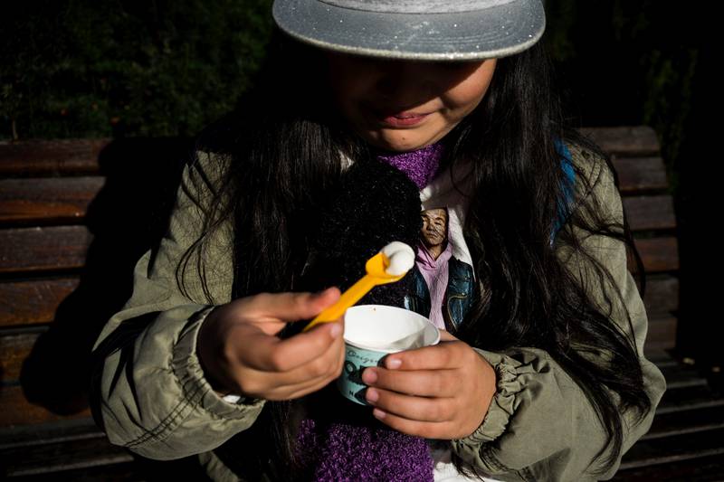 Bildet viser Chami som spiser en is i sola