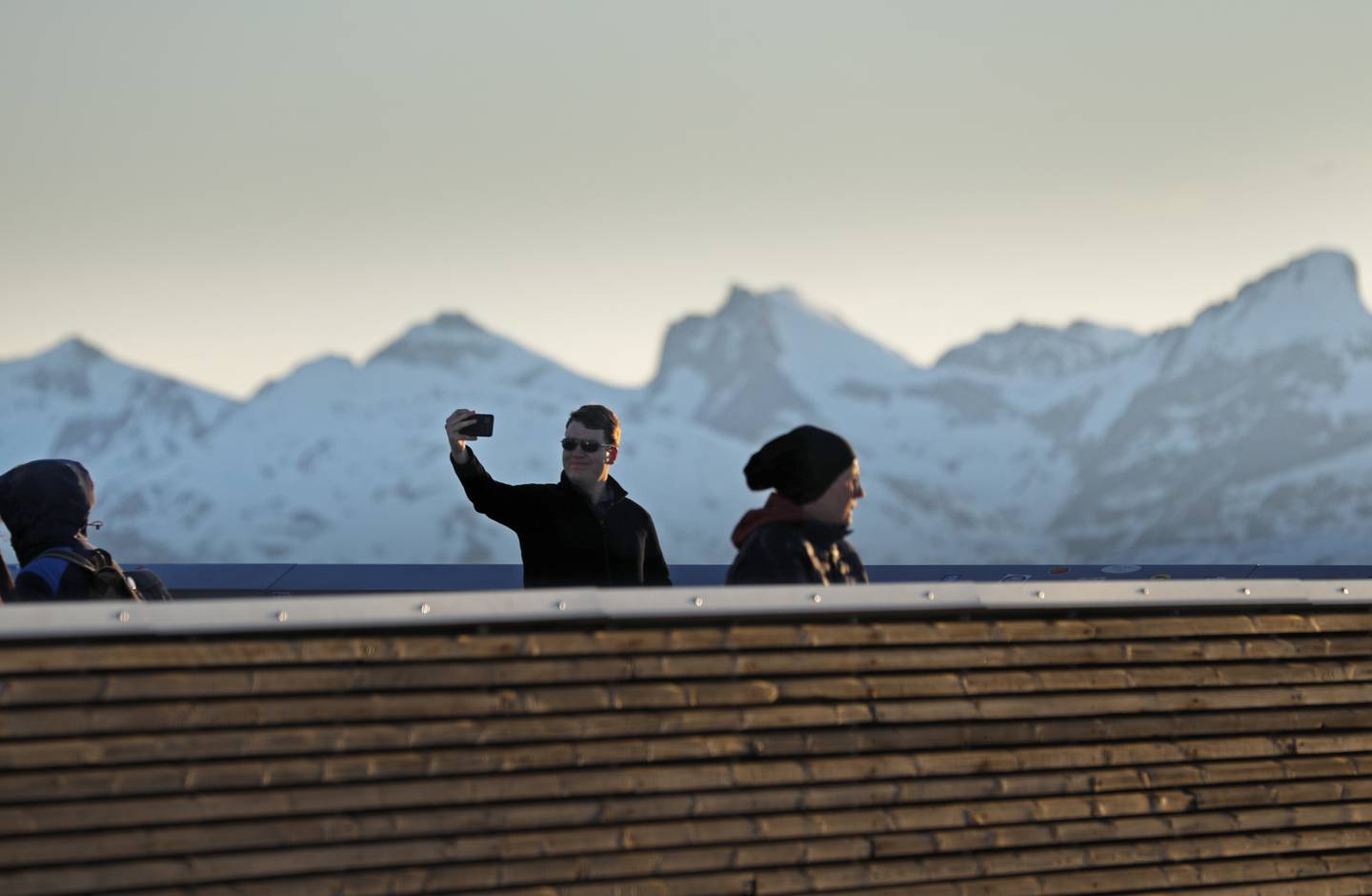 Bildet viser folk ved Fjellheisen i Tromsø.