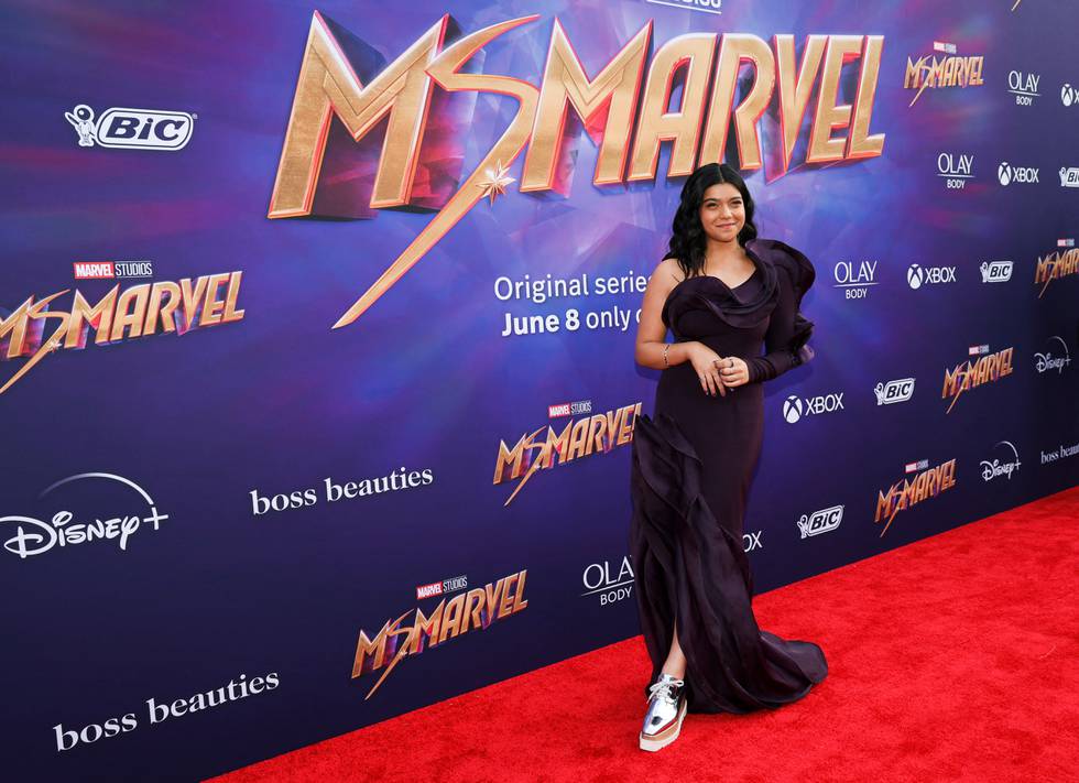Iman Vellani spiller superhelten Ms. Marvel. Her er hun på den røde løperen foran Los Angeles-premieren. Foto: AP