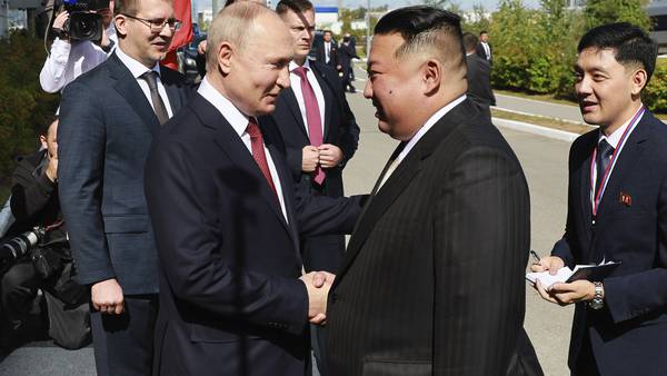 Kim Jong-un er på besøk hos Vladimir Putin