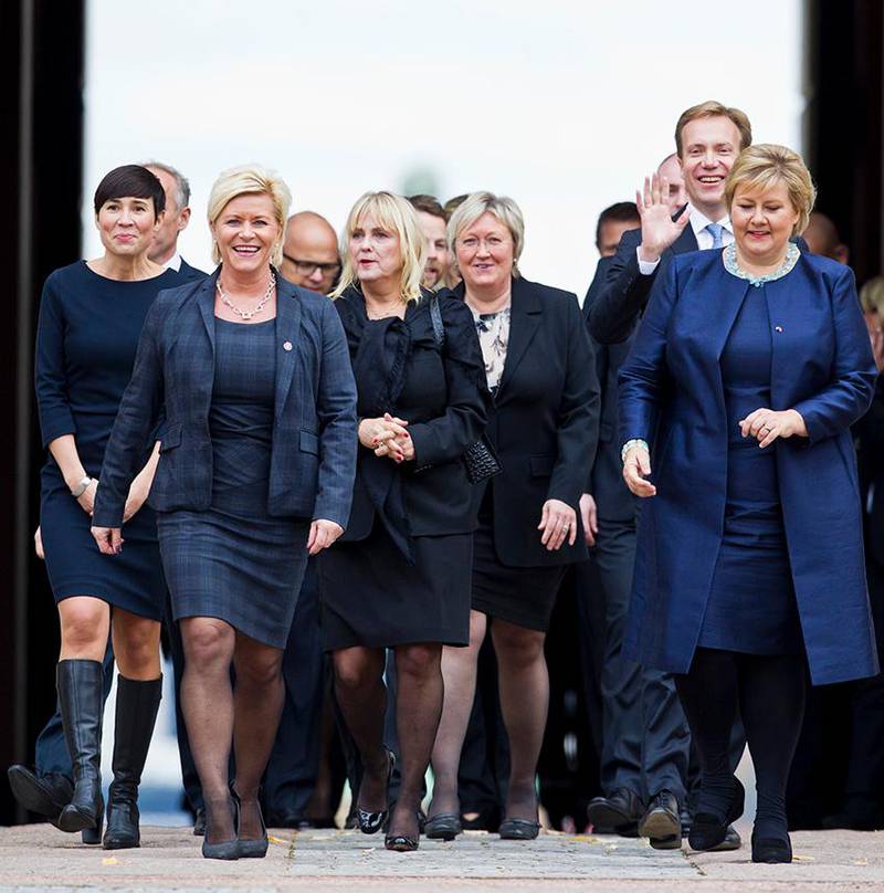 Bildet viser regjeringen som går ut på slottsplassen i 2013.